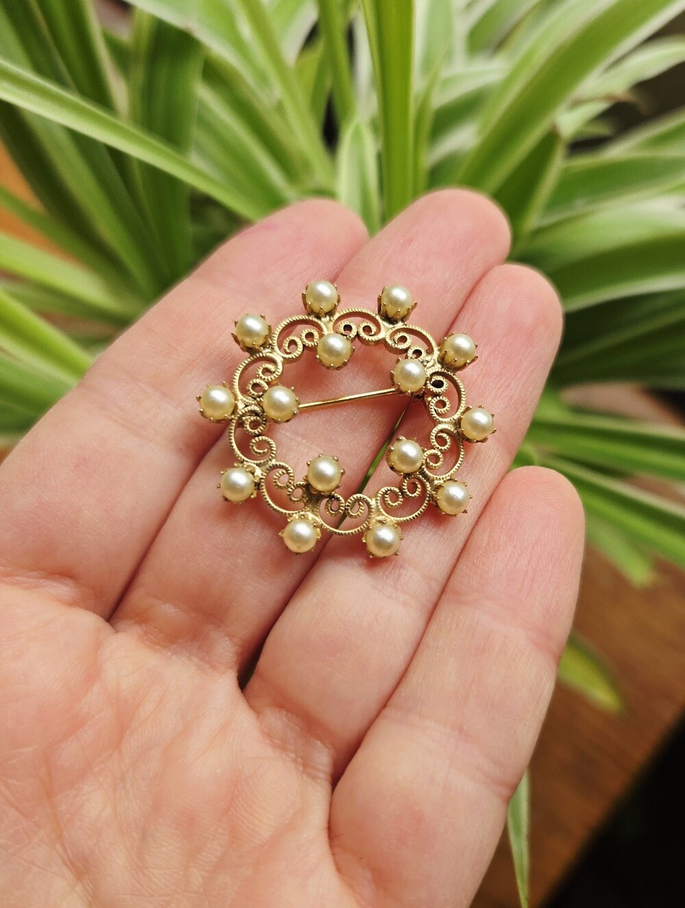 Vintage Faux Pearl Circle Wreath Brooch Pin – Gold Tone Filigree Lapel Pin